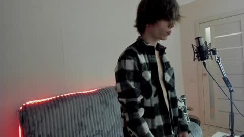 Snapshot of unitalex chatting on December 4, 8:56 am Alex online show from December 4, 8:56 am