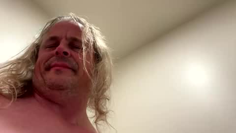 Snapshot of uptimeb4downtime chatting on October 15, 1:39 am Just 4 Fun online show from October 15, 1:39 am