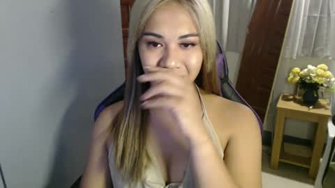 Snapshot of ur_cutiesthotasianxx chatting on February 16, 4:42 pm Vee online show from February 16, 4:42 pm