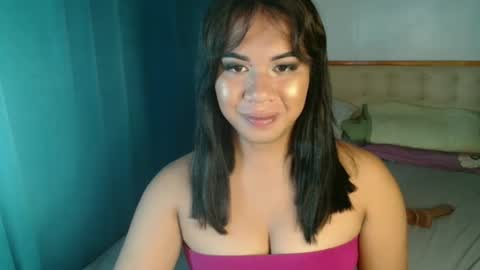 Snapshot of ur_cutiesthotasianxx chatting on October 15, 1:22 pm Vee online show from October 15, 1:22 pm