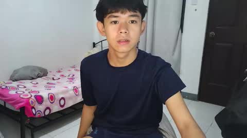 Snapshot of ur_younngtwinkxxx chatting on January 19, 4:33 pm Ken online show from January 19, 4:33 pm