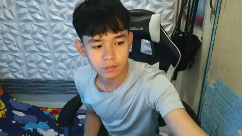 Snapshot of ur_younngtwinkxxx chatting on February 2, 7:51 am Ken online show from February 2, 7:51 am