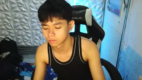 Snapshot of ur_younngtwinkxxx chatting on February 5, 4:55 pm Ken online show from February 5, 4:55 pm