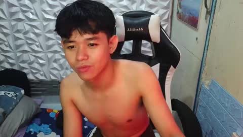 Snapshot of ur_younngtwinkxxx chatting on February 7, 5:27 pm Ken online show from February 7, 5:27 pm