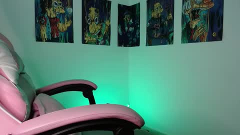 Snapshot of urbaby6irl chatting on January 24, 8:44 am Danielle online show from January 24, 8:44 am