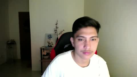 Snapshot of urcuteguy_jhonx chatting on November 12, 9:03 pm Dannie online show from November 12, 9:03 pm