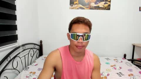 Snapshot of urfucker_vinz chatting on June 15, 4:58 am urfucker_vinz online show from June 15, 4:58 am