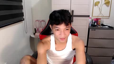 Snapshot of urhotethanxx chatting on May 16, 12:29 am Ethan online show from May 16, 12:29 am