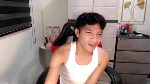 Snapshot of urhotethanxx chatting on May 16, 12:51 am Ethan online show from May 16, 12:51 am