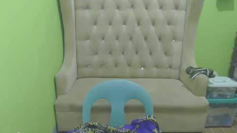 urhotmomzoey online show from April 22, 7:04 pm