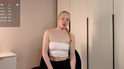 ElizabethLizy online show from April 20, 4:43 pm