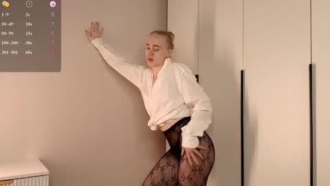 ElizabethLizy online show from April 25, 5:10 pm