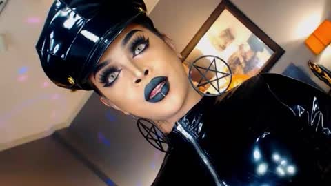 Snapshot of urmajestytyra chatting on October 8, 1:47 am UrMajestyTyra online show from October 8, 1:47 am