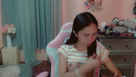 Snapshot of ursexy_michelle chatting on December 5, 2:09 am Your Future Michelle online show from December 5, 2:09 am