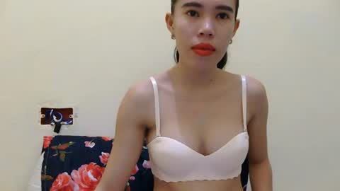 Snapshot of urskinnychix chatting on June 20, 12:36 am urskinnychix online show from June 20, 12:36 am