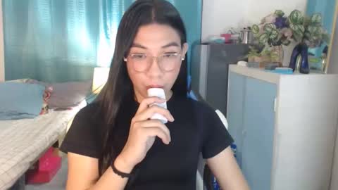 Snapshot of urwetasianprincessxx chatting on November 28, 10:40 am Ashley Kate Mateo Gray online show from November 28, 10:40 am