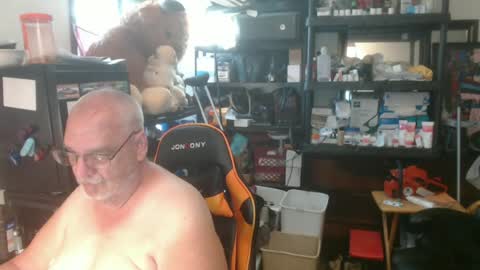 Snapshot of usgoober chatting on June 18, 1:28 am Eric online show from June 18, 1:28 am