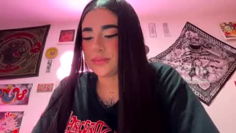 Snapshot of uveuvedee chatting on October 17, 3:42 am Val help me get 100 thumbs up 3 online show from October 17, 3:42 am