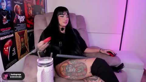 Snapshot of uveuvedee chatting on December 2, 4:18 am Val help me get 100 thumbs up 3 online show from December 2, 4:18 am