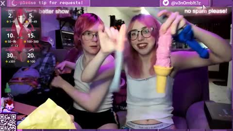 Snapshot of v3n0mb1t3z chatting on November 5, 2:00 am kermit online show from November 5, 2:00 am