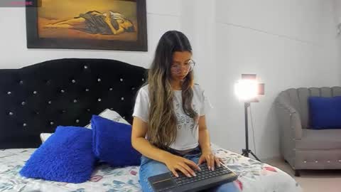 Snapshot of vahiolet_smith chatting on December 5, 3:37 am Vahiolet smith online show from December 5, 3:37 am