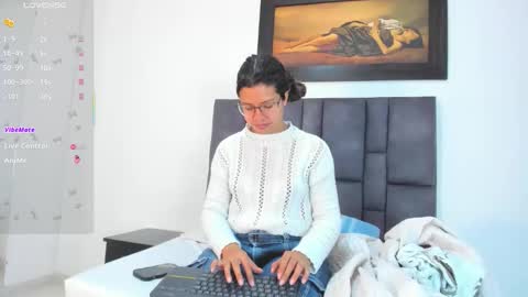 Snapshot of vahiolet_smith chatting on June 9, 3:29 am Vahiolet smith online show from June 9, 3:29 am