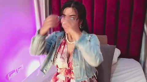 VaiaLowell online show from February 20, 7:03 pm