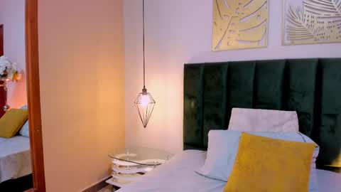 VaiaLowell online show from March 7, 6:38 pm