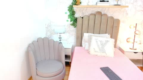 Vaiolet  online show from February 6, 7:51 pm