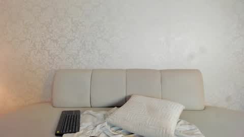 Vaiolet  online show from June 13, 9:57 pm