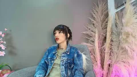 V A I O L E T T  S M I T H online show from February 4, 4:24 pm