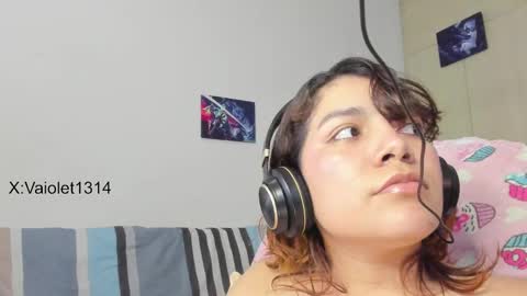 Snapshot of vaioletuwu chatting on February 9, 12:41 pm Vaiolet1314 online show from February 9, 12:41 pm