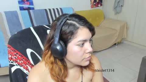 Snapshot of vaioletuwu chatting on February 24, 2:40 am Vaiolet1314 online show from February 24, 2:40 am