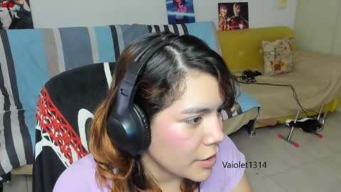 Snapshot of vaioletuwu chatting on February 28, 3:37 am Vaiolet1314 online show from February 28, 3:37 am