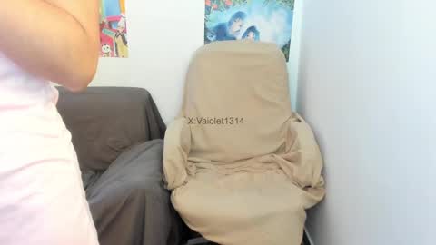 Snapshot of vaioletuwu chatting on September 10, 10:54 pm Vaiolet1314 online show from September 10, 10:54 pm