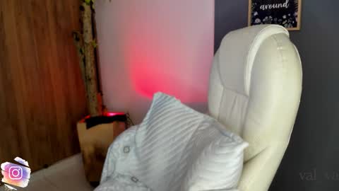 Snapshot of val_varago chatting on November 13, 12:20 am val_varago online show from November 13, 12:20 am