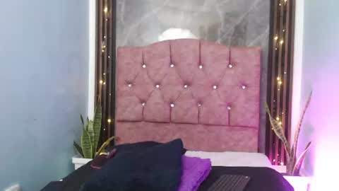Snapshot of vale_queeny chatting on August 5, 2:14 am vale_queeny online show from August 5, 2:14 am