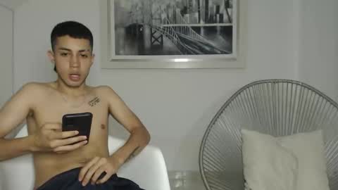 Snapshot of valen_and_paul_ chatting on November 21, 11:14 pm valen paul online show from November 21, 11:14 pm