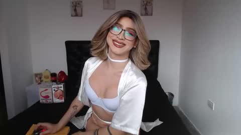 Snapshot of valen_foxxx chatting on May 3, 1:50 pm valen_foxxx online show from May 3, 1:50 pm