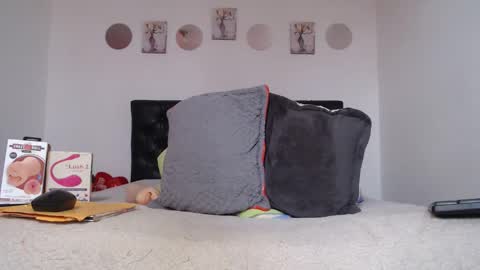 Snapshot of valen_foxxx chatting on May 11, 2:45 pm valen_foxxx online show from May 11, 2:45 pm