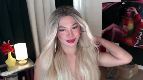 Snapshot of valentina_goddess_tsxxx chatting on March 5, 1:42 am Amanda online show from March 5, 1:42 am