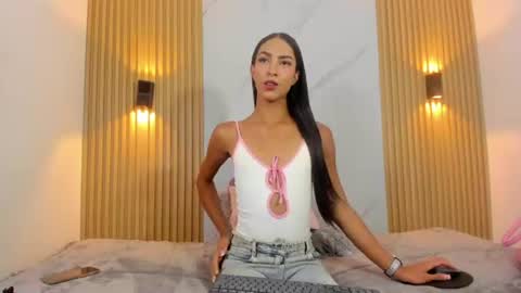 Snapshot of valentinaliux_ chatting on June 12, 11:42 am valentinaliux_ online show from June 12, 11:42 am