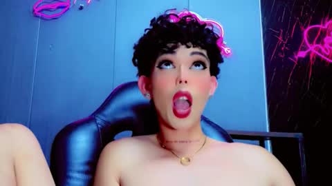 Snapshot of valentinne_marian chatting on November 21, 4:27 pm Marian online show from November 21, 4:27 pm