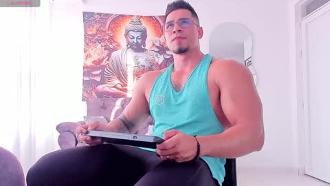 Snapshot of valentino_dossantos chatting on January 7, 9:46 pm online show from January 7, 9:46 pm