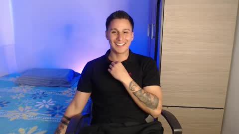 Snapshot of valentinosex_1 chatting on October 31, 9:27 pm VALENTINO online show from October 31, 9:27 pm