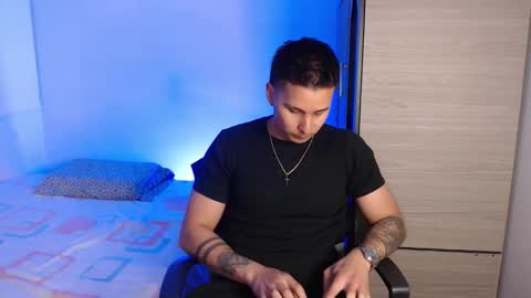 Snapshot of valentinosex_1 chatting on November 25, 9:48 pm VALENTINO online show from November 25, 9:48 pm