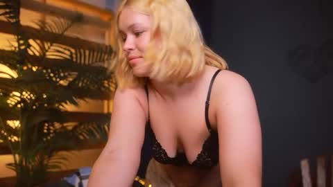 Snapshot of valeri______ chatting on June 20, 7:05 pm valeri______ online show from June 20, 7:05 pm