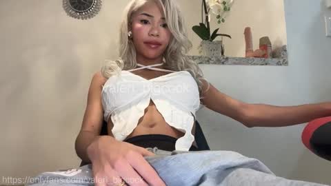 Snapshot of valeri_bigcock chatting on January 14, 8:20 am valeri_bigcock online show from January 14, 8:20 am