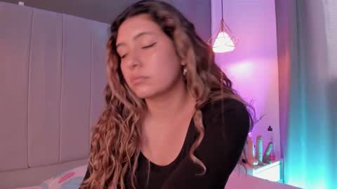 Snapshot of valeria_rouse28 chatting on December 14, 8:35 pm valeria_rouse28 online show from December 14, 8:35 pm