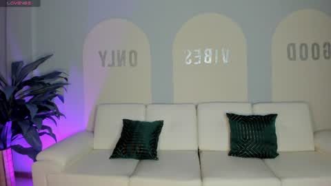 Snapshot of valeriaroldanx chatting on July 1, 11:23 am Valeria online show from July 1, 11:23 am